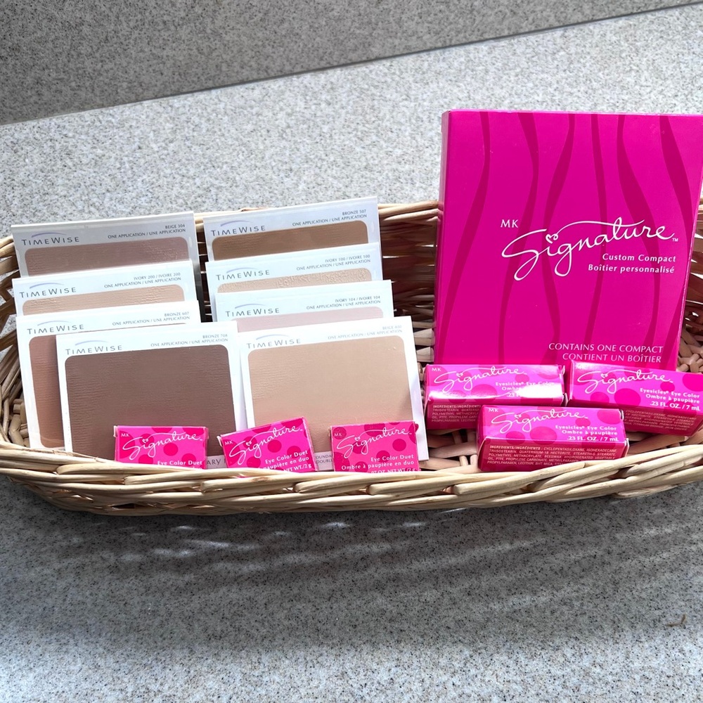 Mary Kay Signature Compact Case with TimeWise Makeup